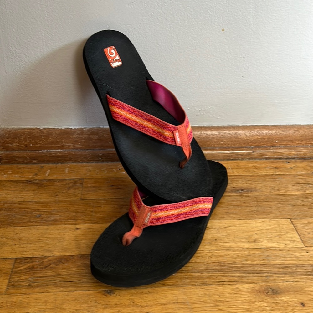 Like new Teva flip flops
